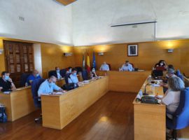 El pleno del Ayuntamiento de Guadix acuerda por unanimidad instar al Gobierno de España a garantizar la autonomía de las entidades locales para la gestión de sus recursos y la utilización de su superávit